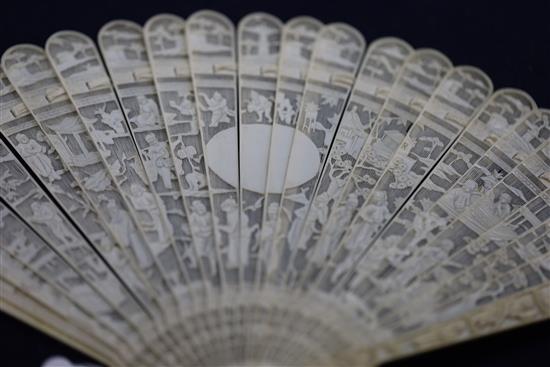 A Chinese export ivory brise fan, 19th century, L. 18.3cm